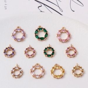 Détails macro de pendentifs couronne en zircon marquise coloré pour bijoux DIY