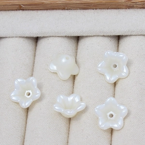 Detalle macro de pétalos de flores de acrílico perlado para hacer joyas DIY