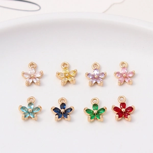 Detailansicht farbenfroher Zirkon-Blumenanhänger mit Goldbeschichtung für DIY-Schmuck