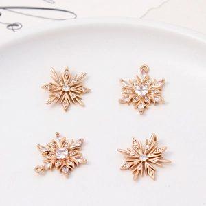 Goldene Schneeflocken-Anhänger mit Zirkonia für die DIY-Schmuckherstellung