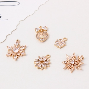 Anhänger Set mit Zirkonia-Herz und Schneeflocken für die DIY-Schmuckherstellung