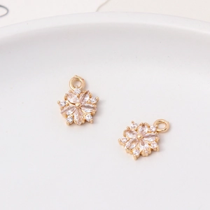 Nahaufnahme vergoldeter Blumenanhänger mit Marquise-Schliff Zirkonia für Schmuckbau
