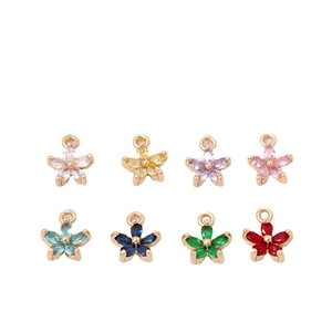 Set mit acht bunten fünfblättrigen Blumenanhängern mit Goldfuß für DIY-Schmuckherstellung