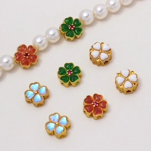 Blumenperlen im Gold-Finish mit bunten Emaille-Blütenblättern für DIY-Schmuck