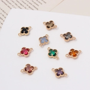 Macro-weergave van kleurrijke klavertje vier kristallen connectoren voor DIY sieraden