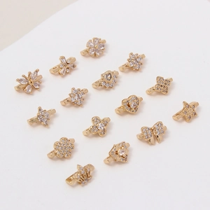 Vista macro de cuentas separadoras doradas con circonitas para la creación de joyería DIY