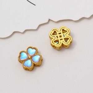 Makroaufnahme blauer herzförmiger Blütenblätter und goldener hohler Rückseite der Kleeperlen
