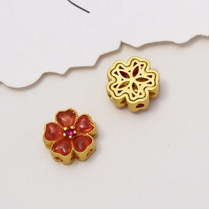 Makro-Detail der Goldblumenperle mit orangefarbenen Blütenblättern und Filigranarbeit