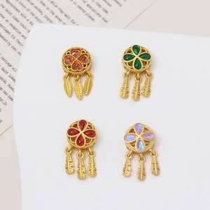 Cuatro colores de dijes flor atrapasueños dorados con piedras de cristal y plumas