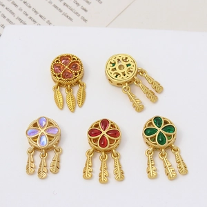 Amuletos de atrapasueños dorados con gemas y plumas para creación de joyas DIY