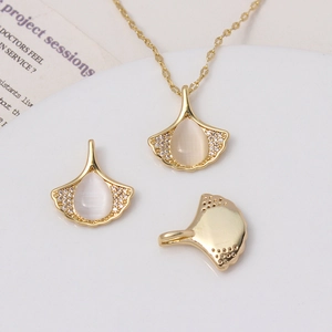 Ginkgo-Anhänger mit tropfenförmigem Katzenaugenstein und Zirkonia auf Goldkette