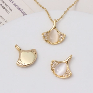 Ginkgo-Blatt-Anhänger mit Zirkon-Besatz und weißem Katzenaugenstein an goldener Kette