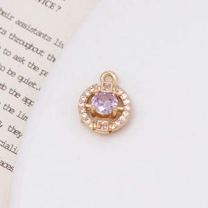 Makroaufnahme von goldenem Anhänger mit lila Zirkonia und weißem Diamantenkranz