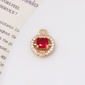 Makro-Detail des roten Zirkon-Rundanhängers mit Goldbeschichtung für DIY-Schmuck