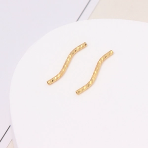 Detail von 18K vergoldeten S-förmigen Rohren mit facettierter Diamantschliff-Textur für DIY-Schmuck