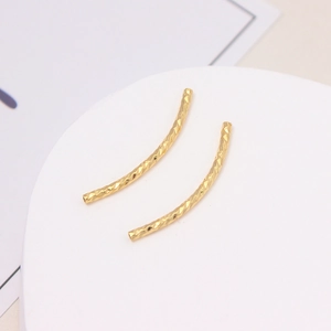 Detailansicht vergoldeter S-förmiger Röhrchen mit diamantgeschliffener facettierter Textur