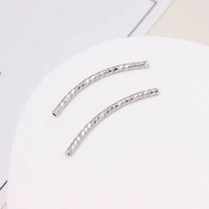 Makrodetail facettierter silberner S-Kurven-Röhrenperlen für DIY-Schmuck