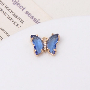 Détail macro du pendentif papillon en cristal bleu foncé avec dorure et zircons sertis