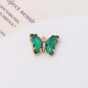 Vue macro du pendentif papillon en cristal vert doré pour la création de bijoux