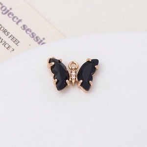 Détail macro du pendentif papillon orné de cristaux noirs et d'un sertissage en zircone
