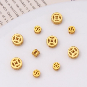 Cuentas espaciadoras doradas mates en forma de moneda para joyería DIY en fondo blanco