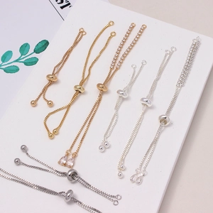 Dettaglio di catene regolabili placcate in oro con zirconi micro-pave per gioielli fai da te