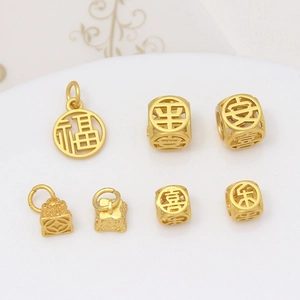 Détail de breloques dorées avec caractères chinois de chance et paix pour bijoux DIY