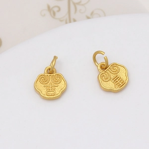 Gros plan de pendentifs serrure Ruyi dorés avec caractères chinois porte-bonheur DIY