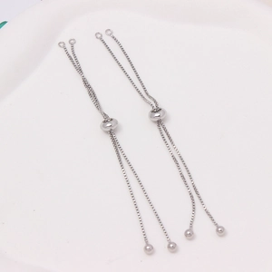 Dettaglio di catene box in argento regolabili con perle scorrevoli per gioielli fai da te