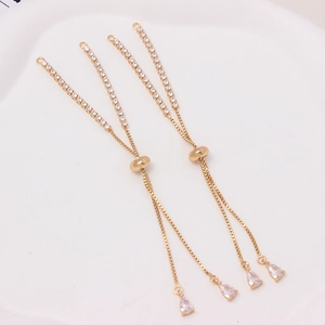 Dettaglio macro di connettori per bracciali regolabili placcati oro con zirconi cubici