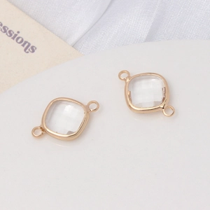 Détail macro de pendentifs en cristal facetté avec connecteurs doubles boucles dorés DIY