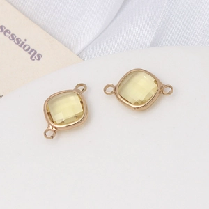 Détail de breloques carrées en cristal jaune avec monture dorée pour bijoux DIY