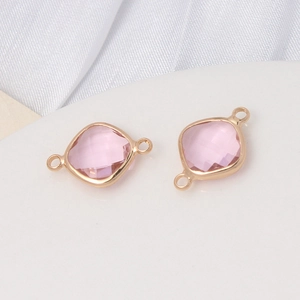 Détail de connecteurs carrés en cristal rose avec cadre doré pour bijoux DIY