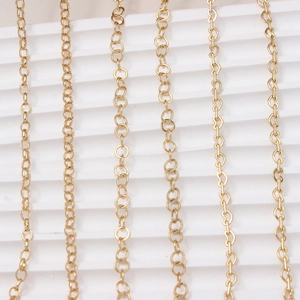 Assortiment de chaînes de bijoux dorées DIY avec maillons ronds et en forme de cœur sur support