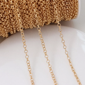 Gros plan d'une chaîne Rollo dorée sur bobine pour création de bijoux DIY