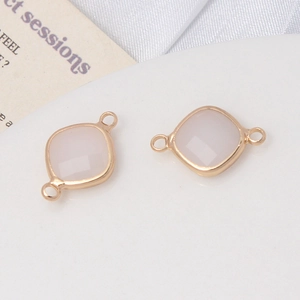 Détail macro de breloques en cristal rose facetté avec cadre doré pour bijoux faits main