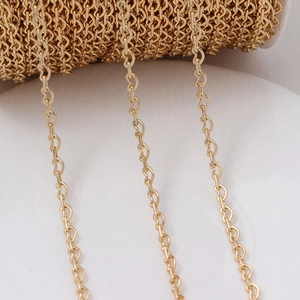 Vue macro de chaînes à maillons en forme de cœur plaquées or pour bijoux DIY