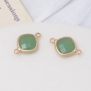 Gros plan de connecteurs carrés en cristal vert doré pour la création de bijoux DIY