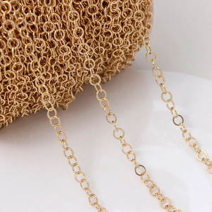 Détail d'une chaîne dorée en forme d'O sur une bobine pour la création de bijoux DIY