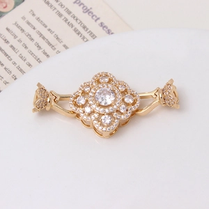 Gros plan sur un fermoir fleur en plaqué or 14K avec zircons pour la création de bijoux
