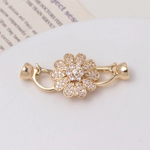 Détail du fermoir perle fleur plaqué or 14K serti de cristaux de zircone cubique micro-pavé