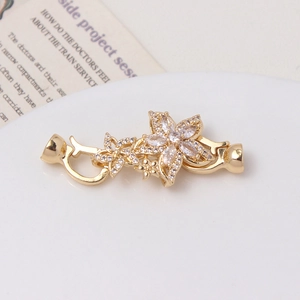 Vue détaillée du fermoir floral plaqué or 14K serti de zircons cubiques scintillants