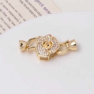 Détail du fermoir rose doré avec zircons incrustés et logo CD gravé pour bijoux