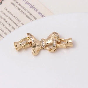 Détail macro du connecteur nœud doré 14K avec zircons pavés pour bijoux DIY