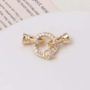 Détail macro du fermoir plaqué or 14K avec zircons et motif de chat pour colliers de perles