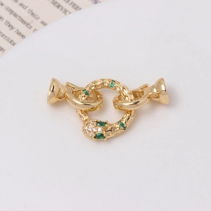Détail du fermoir serpent plaqué or 14K serti de zircons vert émeraude et blancs