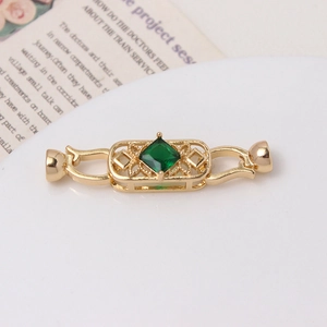 Vue macro du fermoir magnétique en or 14K avec zircon vert carré et filigrane vintage