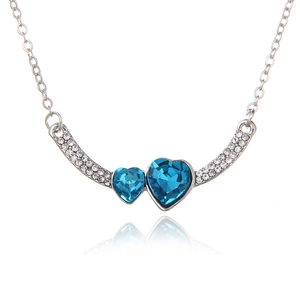 Collana a catena argento con barra curva e cuori di cristallo blu su sfondo bianco