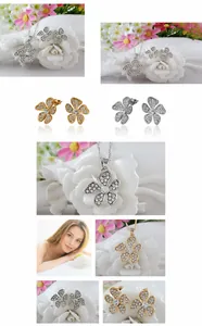 Makrodetail eines Schmucksets mit fünfblättrigen Blumenanhängern und Glitzersteinen