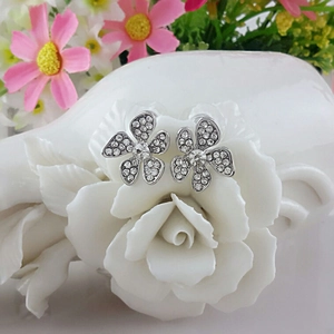 Orecchini a perno a forma di fiore a cinque petali in argento con pavé di zirconi